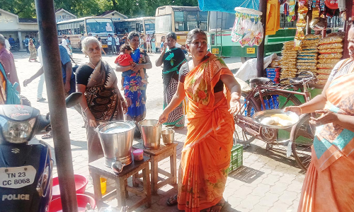 விருதுநகர் பழைய பஸ் நிலையத்தில் செயல்படும் திடீர் அம்மா உணவகம்