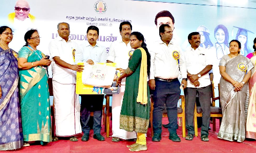 538 மாணவிகளுக்கு மாதம் ரூ.1000 உதவி தொகை
