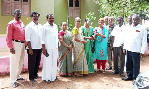 மாதாப்பட்டணம் பள்ளிக்கு கணினி வழங்கிய முன்னாள் மாணவர்கள்