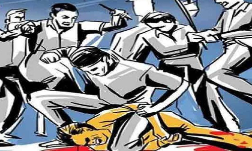 வாரச் சந்தையில் செல்போன் திருடிய வடமாநில வாலிபர்கள்