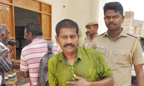 சிறை வைக்கப்பட்டுள்ள மகளை மீட்டுத்தரக்கோரி கலெக்டர் அலுவலகத்தில் விவசாயி தீக்குளிக்க முயற்சி