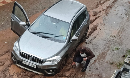 ஊட்டியில் சாலையில் உள்ள குழியில் சிக்கும் வாகனங்கள்