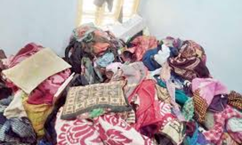 கார் கண்ணாடியை உடைத்து துணிகள் திருட்டு