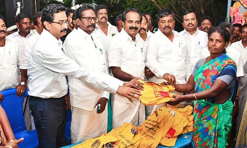 வெள்ளத்தால் பாதித்த குடும்பங்களுக்கு நிவாரண உதவி- அமைச்சர் வழங்கினார்