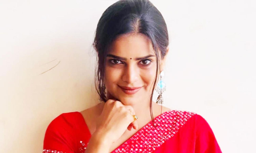 திருப்பதி கோவிலில் தகாத முறையில் நடந்து கொண்டதாக நடிகை புகார்