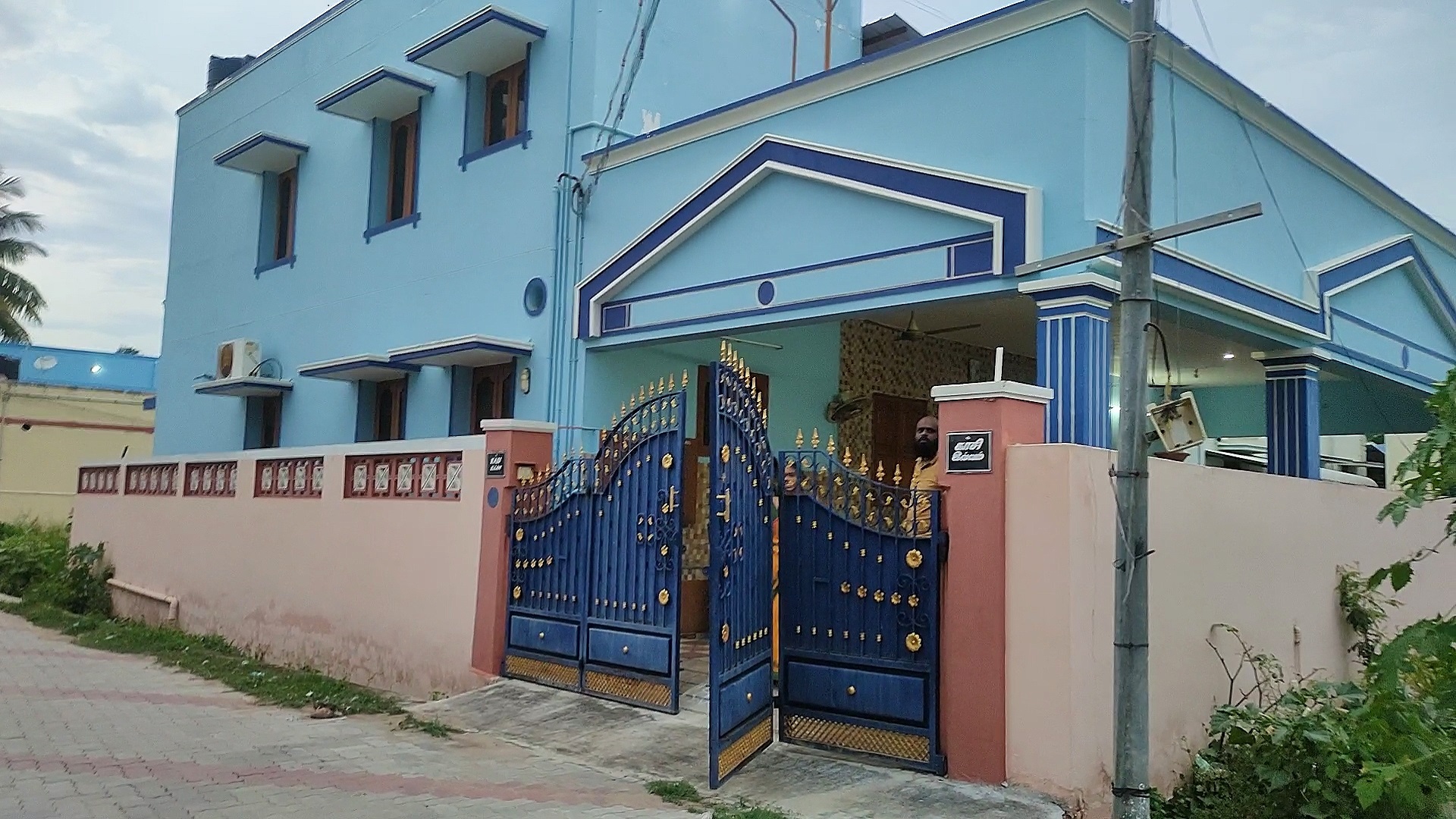 வீட்டின் கதவை உடைத்து 13 பவுன் திருட்டு வீட்டின் கதவை உடைத்து 13 பவுன் திருட்டு