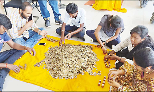 ஓசூரில் ரூ.1¾ லட்சத்துக்கு ரூ.10 நாணயங்களை வழங்கி மோட்டார் சைக்கிள் வாங்கிய வாலிபர்