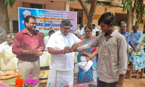மாணவர்களுக்கு கை கடிகாரம் பரிசு
