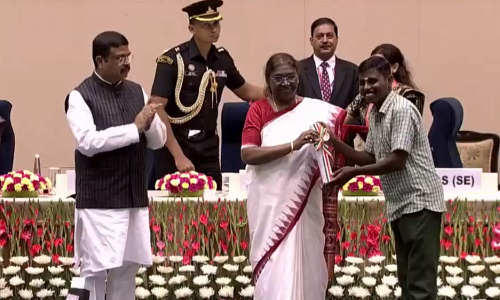 மாணவர் சீருடை அணிந்து வந்து தேசிய நல்லாசிரியர் விருது வாங்கிய தமிழக ஆசிரியர்