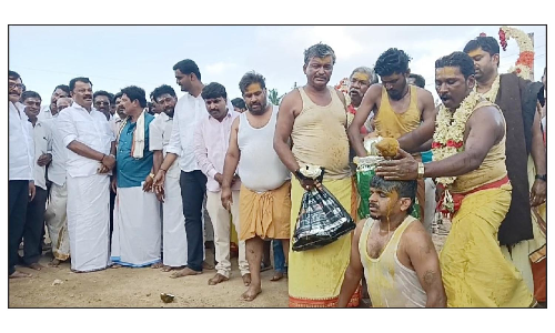 ஓசூரில் 15 ஆண்டுகளுக்கு பிறகு  பக்தர்கள் தலை மீது தேங்காய் உடைத்து நேர்த்திக்கடன் செலுத்தும் நிகழ்ச்சி