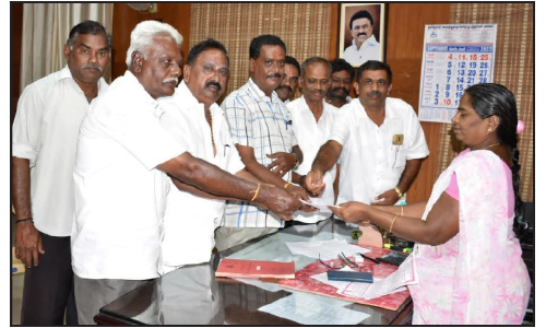 ஓசூர் அருகே  புதிய இடத்தில் அமைக்கப்பட்டுள்ள காய்கறி மார்க்கெட்டுக்கு அனுமதி வழங்க வேண்டும்  -சப்-கலெக்டரிடம், சங்க நிர்வாகிகள் மனு