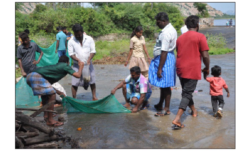 படேதாள ஏரியில்  நிரம்பி வழிந்த தண்ணீரில் மீன்பிடித்த இளைஞர்கள்