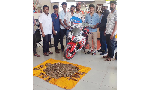 ஓசூரில் ருசிகரம்:  மோட்டார் சைக்கிளை வாங்கிச்செல்ல 10 ரூபாய் நாணயங்களை பைகளில் கட்டிக் கொண்டு ஷோரூமிற்கு வந்த இளைஞர்