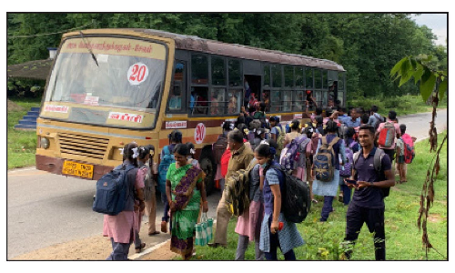 வேப்பனபள்ளி அருகே   பேருந்தில் ஆபத்தான முறையில் பயணம் செய்யும் பள்ளி மாணவ, மாணவிகள்