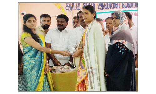 ஓசூரில் ஆசிரியர் தின விழாவையொட்டி  45 வார்டுகளில் உள்ள அரசு பள்ளிகளின் ஆசிரிய- ஆசிரியையர் கவுரவிப்பு