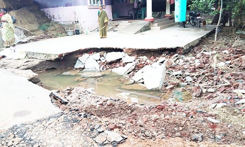 கொள்ளிடம் ஆற்று வெள்ளத்தால் நிலை குலைந்த கிராமம்