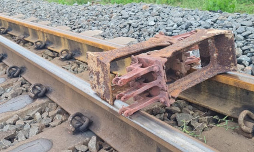 சேலம் அருகே தண்டவாளத்தின் நடுவே கல் இரும்பு ராடு வைத்த மர்ம கும்பல்- எக்ஸ்பிரஸ் ரெயிலை கவிழ்க்க சதி