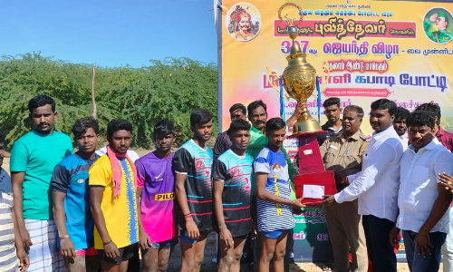 குலசேகரன் பட்டினத்தில்  மின்னொளி கபடி போட்டியில் வெற்றி பெற்ற அணிகளுக்கு பரிசு