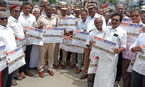 வேலூரில் 2 ஆயிரம் கடை, வாகனங்களில் விழிப்புணர்வு ஸ்டிக்கர்