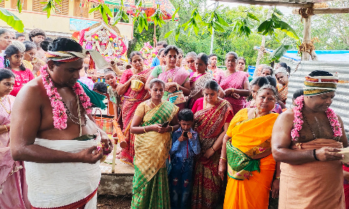 சிவபெருமான் பிட்டுக்கு மண் சுமக்கும் விழா
