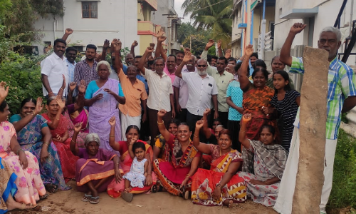 கியாஸ் சிலிண்டர் குடோனை இடமாற்றம்   செய்ய கோரி பொதுமக்கள் சாலை மறியல்