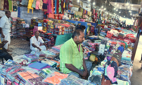 ஈரோடு ஜவுளி சந்தை வெறிச்சோடியது