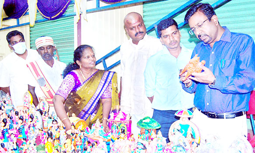 கொலுபொம்மைகள் விற்பனையை கலெக்டர் தொடங்கி வைத்தார்