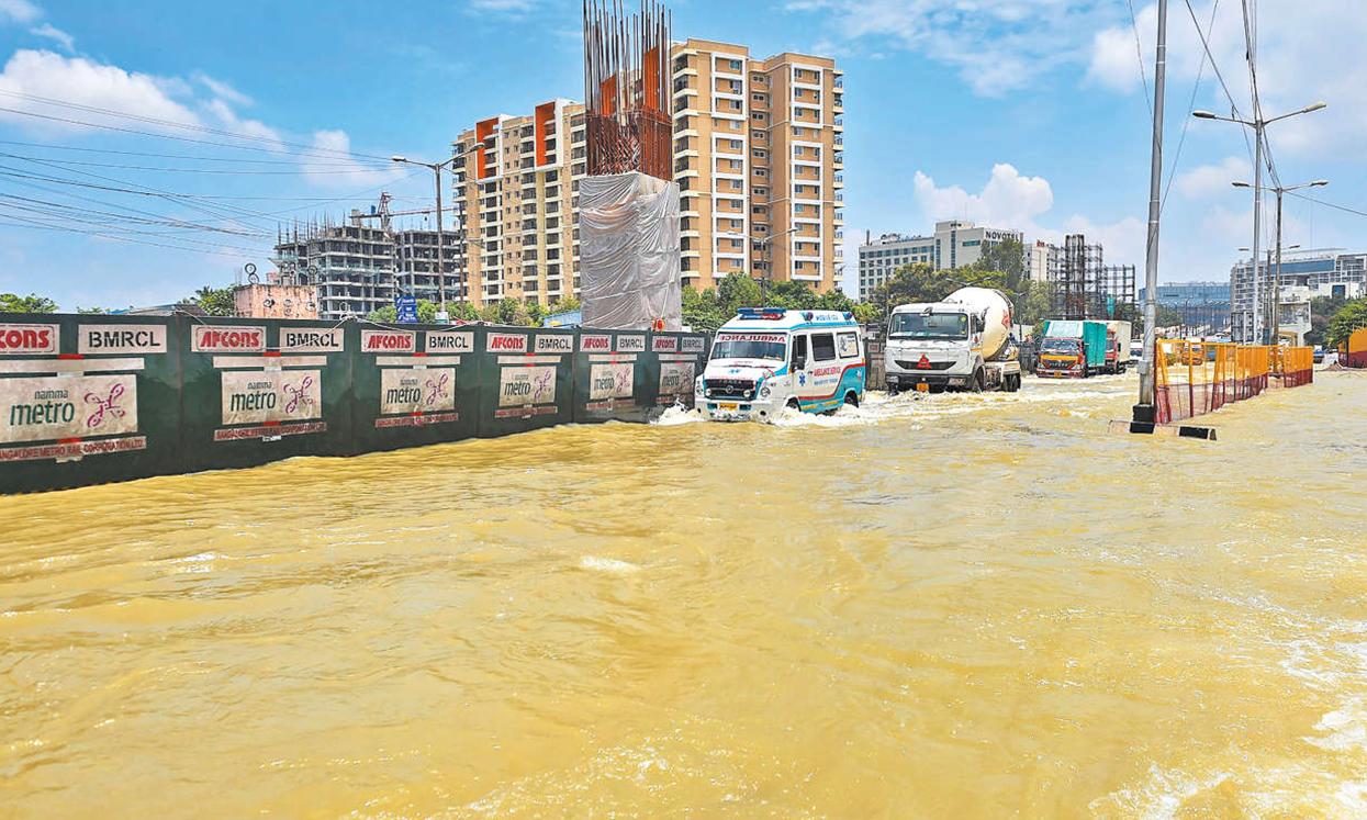 தொடர்ந்து வெள்ளத்தில் மிதக்கும் பெங்களூரு- கோடீஸ்வரர்கள் தெருக்கோடிக்கு வந்த அவலம்