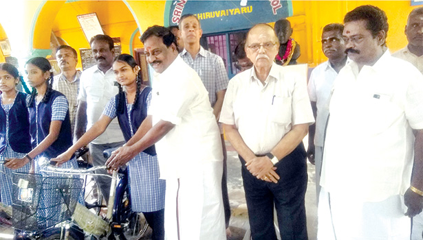 மாணவர்களுக்கு இலவச சைக்கிள் வழங்கல் மாணவர்களுக்கு இலவச சைக்கிள் வழங்கல்