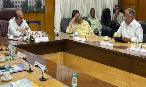 மழை-வெள்ள பாதிப்பு தொடர்பாக நடந்த கூட்டத்தில் மந்திரி ஆர்.அசோக் தூங்கினாரா?: காங்கிரஸ் கடும் தாக்கு