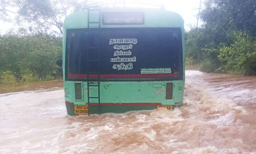 காட்டாற்று வெள்ளத்தில் சிக்கிய அரசு பஸ்- ஒரு மணி நேரம் பரிதவித்த பயணிகள்