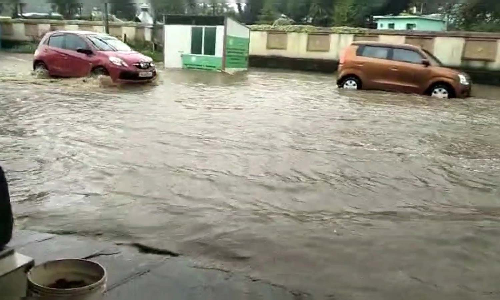 ஊட்டியில் 2 மணி நேரம் கொட்டிய மழை- வீடுகளுக்குள் தண்ணீர் புகுந்தது