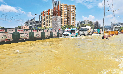 தொடர்ந்து வெள்ளத்தில் மிதக்கும் பெங்களூரு- கோடீஸ்வரர்கள் தெருக்கோடிக்கு வந்த அவலம்