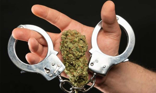 ஆண்டிபட்டி அருகே  கஞ்சா விற்றவர்கள் கைது