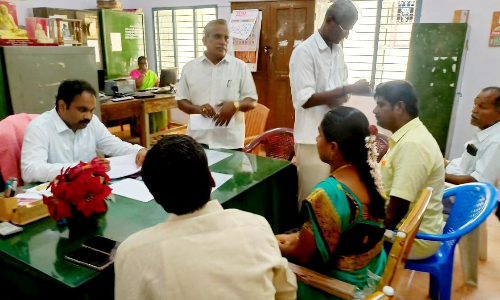 திருத்தணி அருகே அரசு பள்ளியில் கலெக்டர் திடீர் ஆய்வு