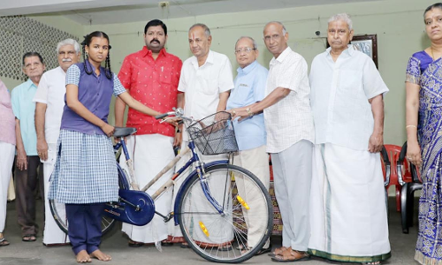 மாணவர்களுக்கு விலையில்லா சைக்கிள்