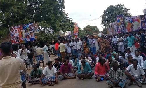 அறந்தாங்கி அருகே அரசு வாகனம் மோதி 2 பேர் பலி