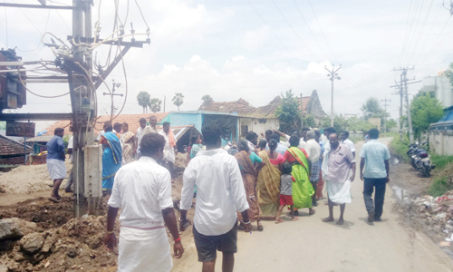 புதிய கால்வாயில் திறந்துவிடப்பட்ட    ஏரி உபரிநீர் வீடுகளை சூழ்ந்தது  பொதுமக்கள் அதிகாரிகளை முற்றுகையிட்டு வாக்குவாதம்