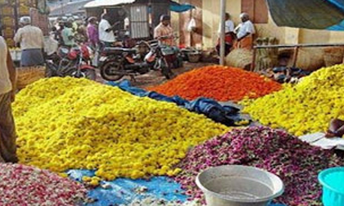 பரமத்தி வேலூர்  பகுதிகளில் பூக்களின் விலை கிடுகிடு உயர்வு
