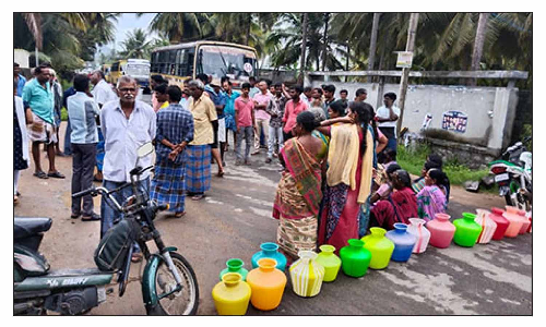 காவேரிப்பட்டிணம் அருகே   குடிநீர் பிரச்சினை காரணமாக பொதுமக்கள் சாலை மறியல்  -பலமுறை முறையிட்டும் கண்டுகொள்ளாத பி.டி.ஓ.