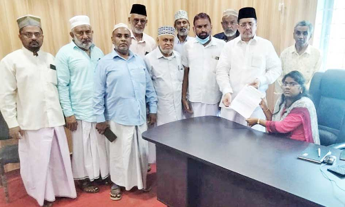 காயல்பட்டினத்தில் 11 கோரிக்கைகளை வலியுறுத்தி நகராட்சி ஆணையரிடம் மனு- முஸ்லிம் லீக் சார்பில் வழங்கப்பட்டது