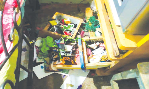 வீட்டின் பூட்டை உடைத்து நகை, பணம் கொள்ளை