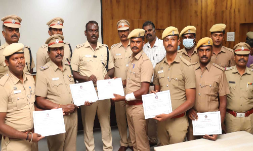 ரவுடியை கொல்ல முயன்றதை தடுத்த வேலூர் போலீசாருக்கு பாராட்டு