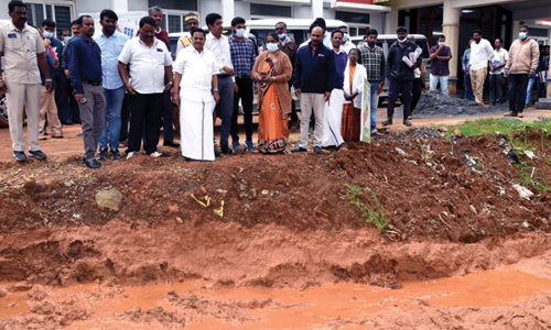 ஊட்டியில்   அரசு மருத்துவக்கல்லூரி சாலை மழையால் சேதம்