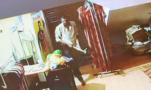 அடுத்தடுத்து 3 கடைகளில்  கொள்ளை