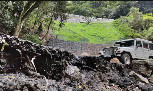 குன்னூர்- மேட்டுப்பாளையம் இடையே மலைப்பாதையில் தடுப்புச்சுவர் இடிந்தது
