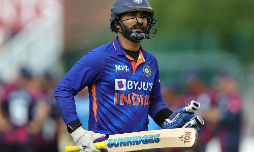 ஆடும் லெவனில் தினேஷ் கார்த்திக்கை சேர்க்காதது தவறான முடிவாகும்- முன்னாள் வீரர்கள் கண்டனம்