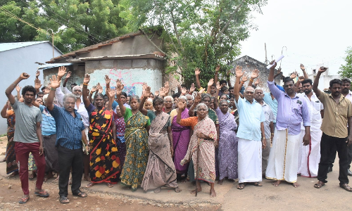 ரெயில்வே நிர்வாகத்தை கண்டித்து பொதுமக்கள் போராட்டம்