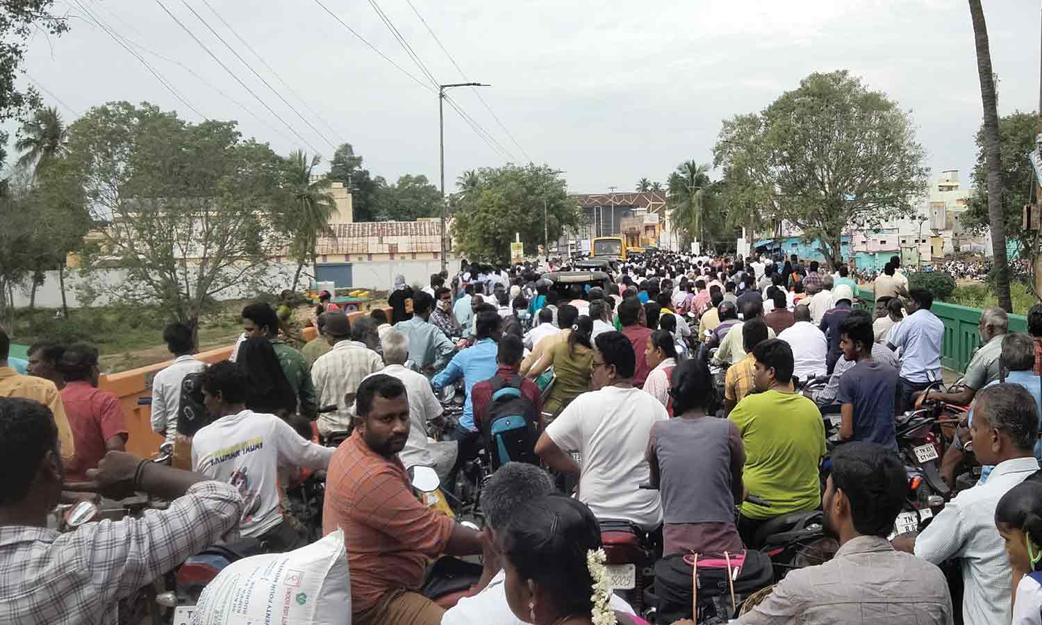 போக்குவரத்து நெரிசலில் சிக்கி தவித்த நோயாளிகள், குழந்தைகள்