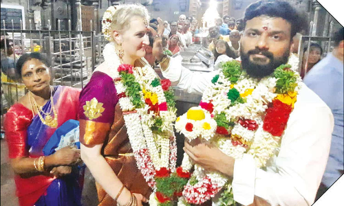 ஆன்லைனில் காதலித்து வெளிநாட்டு பெண்ணை கரம்பிடித்த திருமங்கலம் வாலிபர்